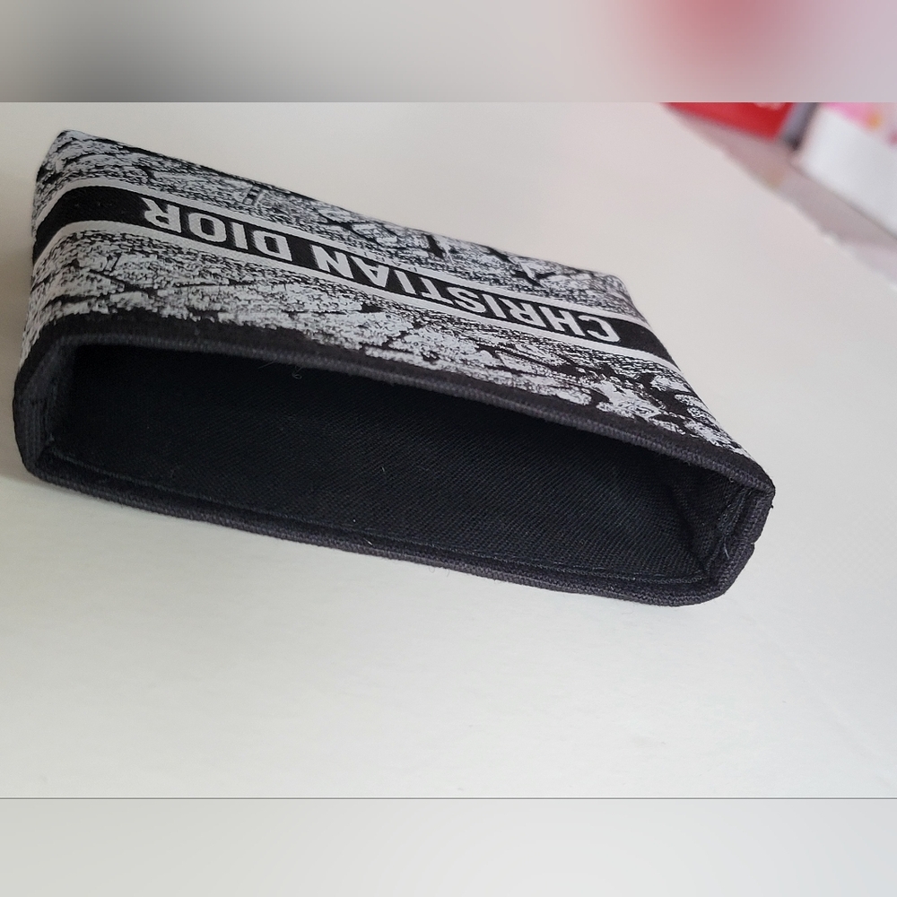 Dior Eyeshadow Pouch - Picture 5 of 6